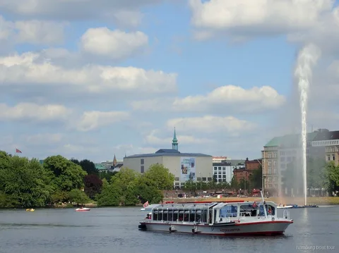 Boot auf der Alster während einer Alster-Bootsfahrt Hamburg
