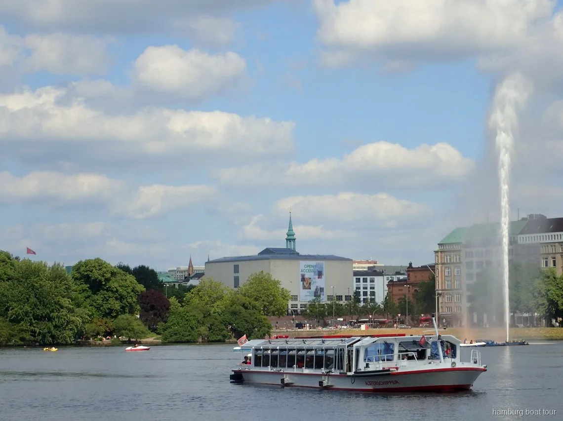 Boot auf der Alster während einer Alster-Bootsfahrt Hamburg