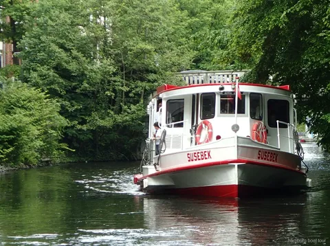 Villen entlang der Alster-Kanäle bei einer Bootsfahrt in Hamburg