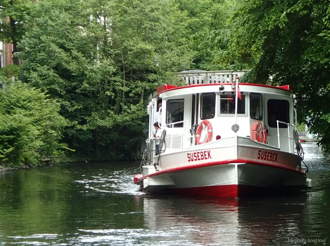 Villen entlang der Alster-Kanäle bei einer Bootsfahrt in Hamburg