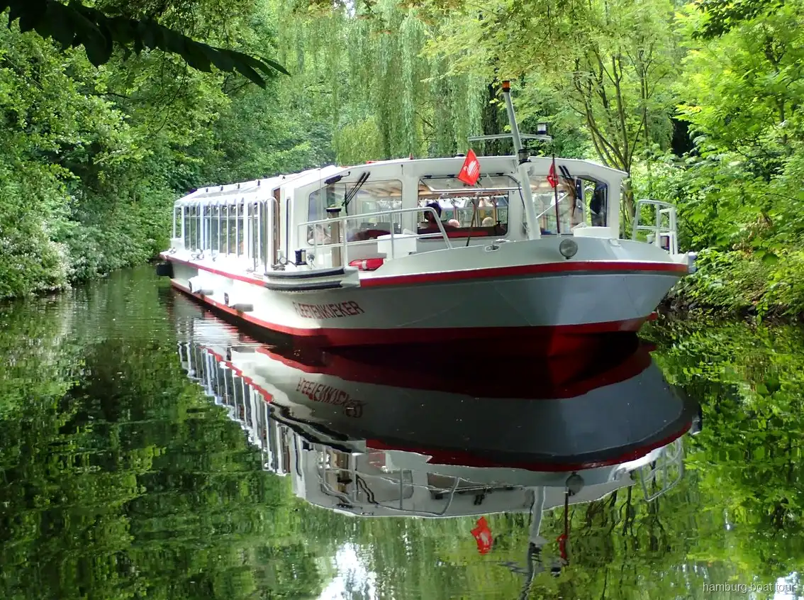 Grüne Ufer und Kleingärten bei der Alster-Bootsfahrt Hamburg