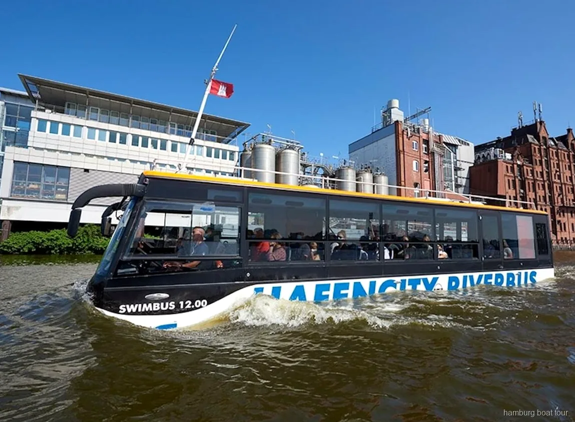 Amfibiekøretøj kører gennem HafenCity inden det kører ud i vandet