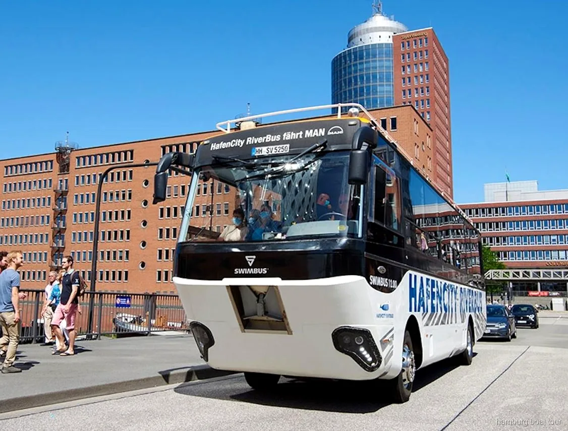 Amfibiebus kører ud i havnen på en land- og vandtur i Hamborg