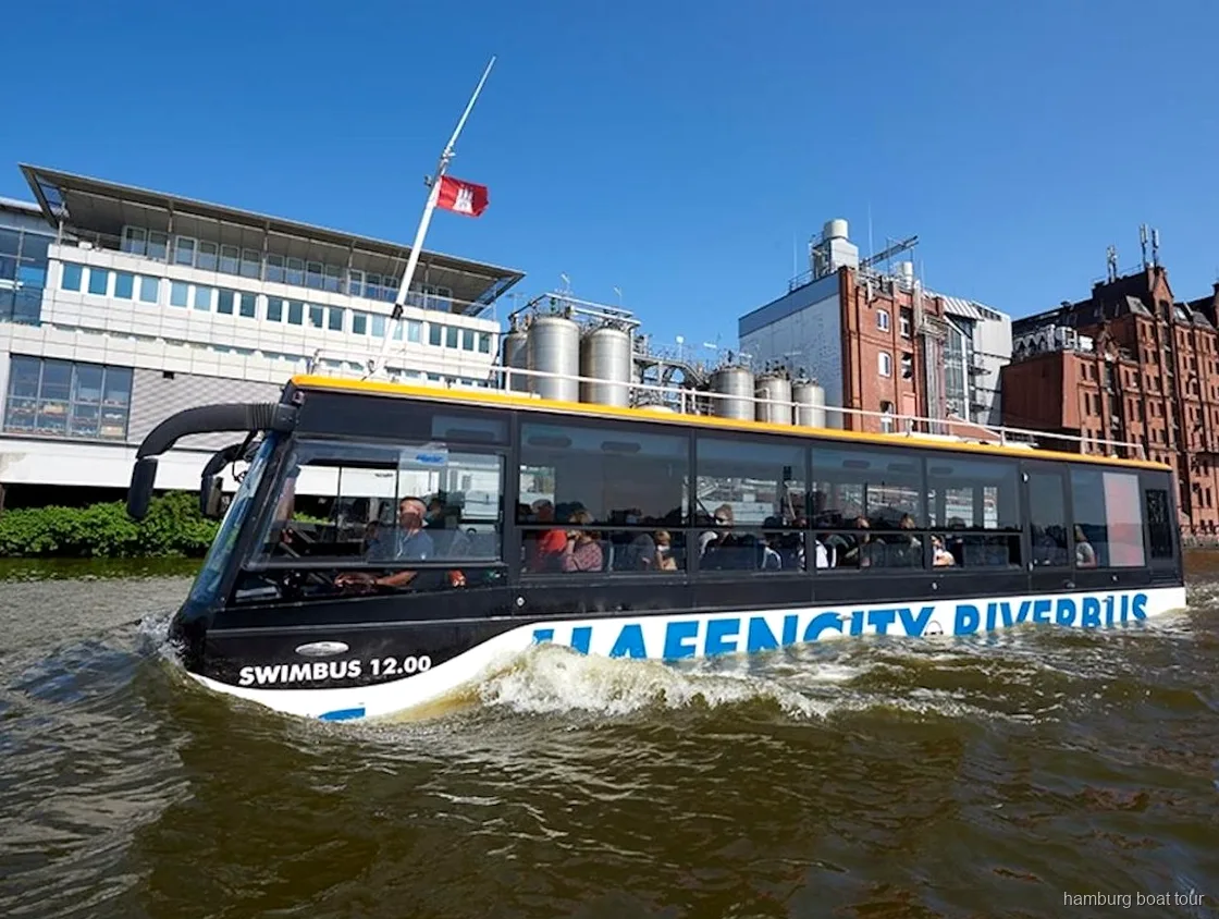 Amfibievoertuig rijdt door HafenCity voordat het het water in gaat