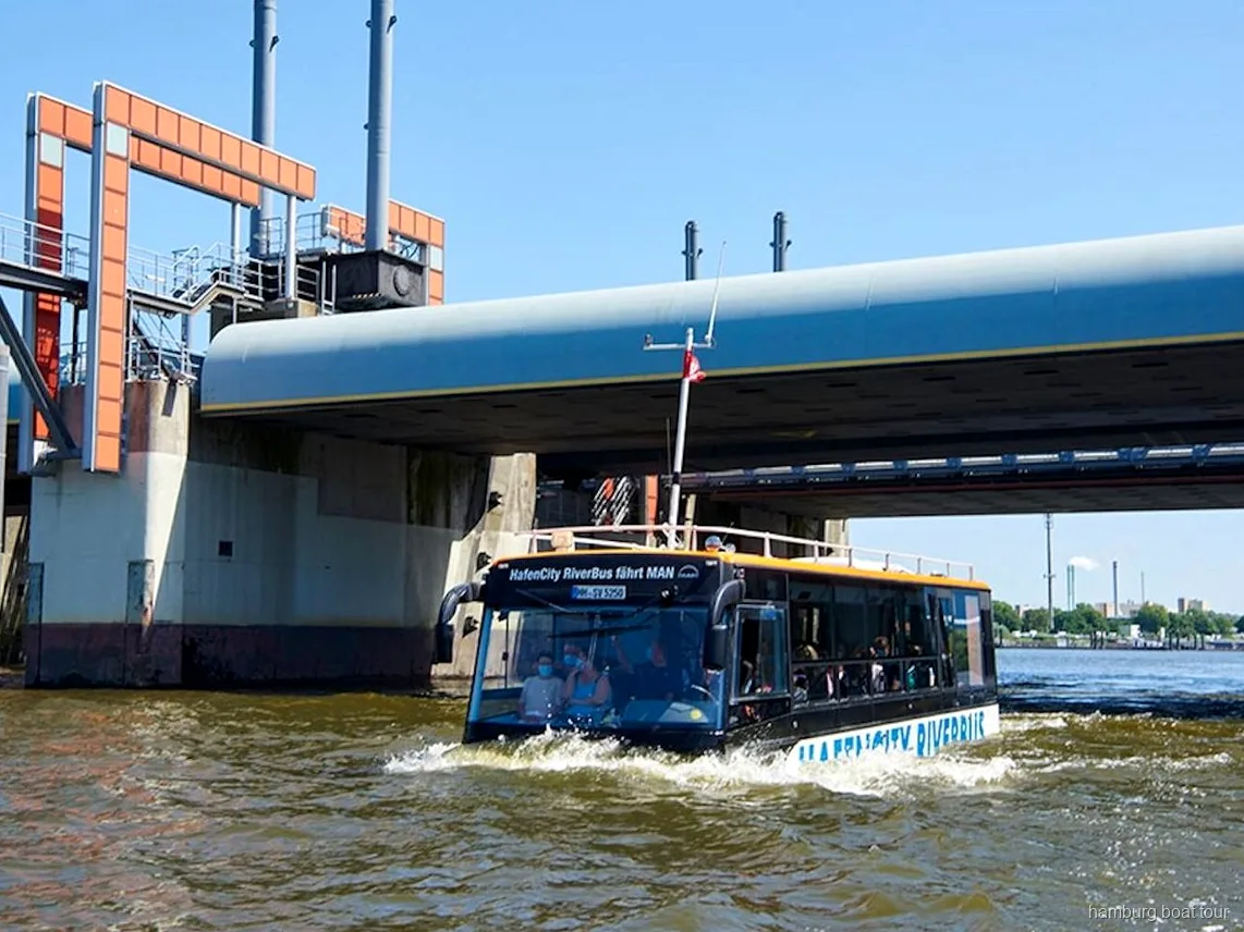 Elbphilharmonie gezien vanaf het water tijdens de amfibiebus tocht Hamburg