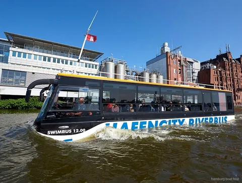 Amfibiefordon som kör genom HafenCity innan det ger sig ut i vattnet