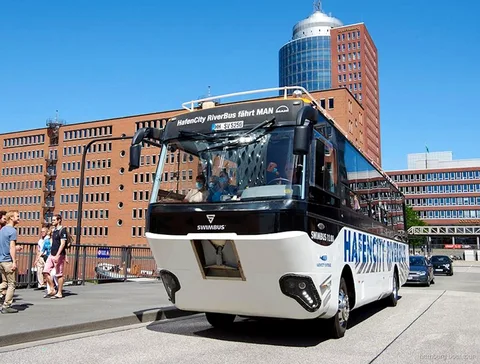 Amfibiebuss som ger sig ut i hamnen på en land- och vattentur i Hamburg