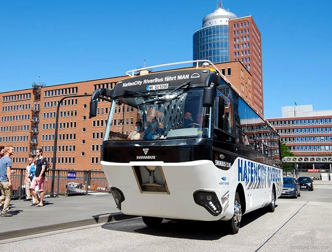 Amfibiebuss som ger sig ut i hamnen på en land- och vattentur i Hamburg