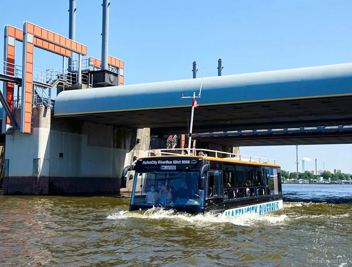 Elbphilharmonie sett från vattnet under amfibiebussturen i Hamburg