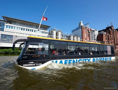 Amphibienfahrzeug fährt durch die HafenCity vor der Wassereinfahrt