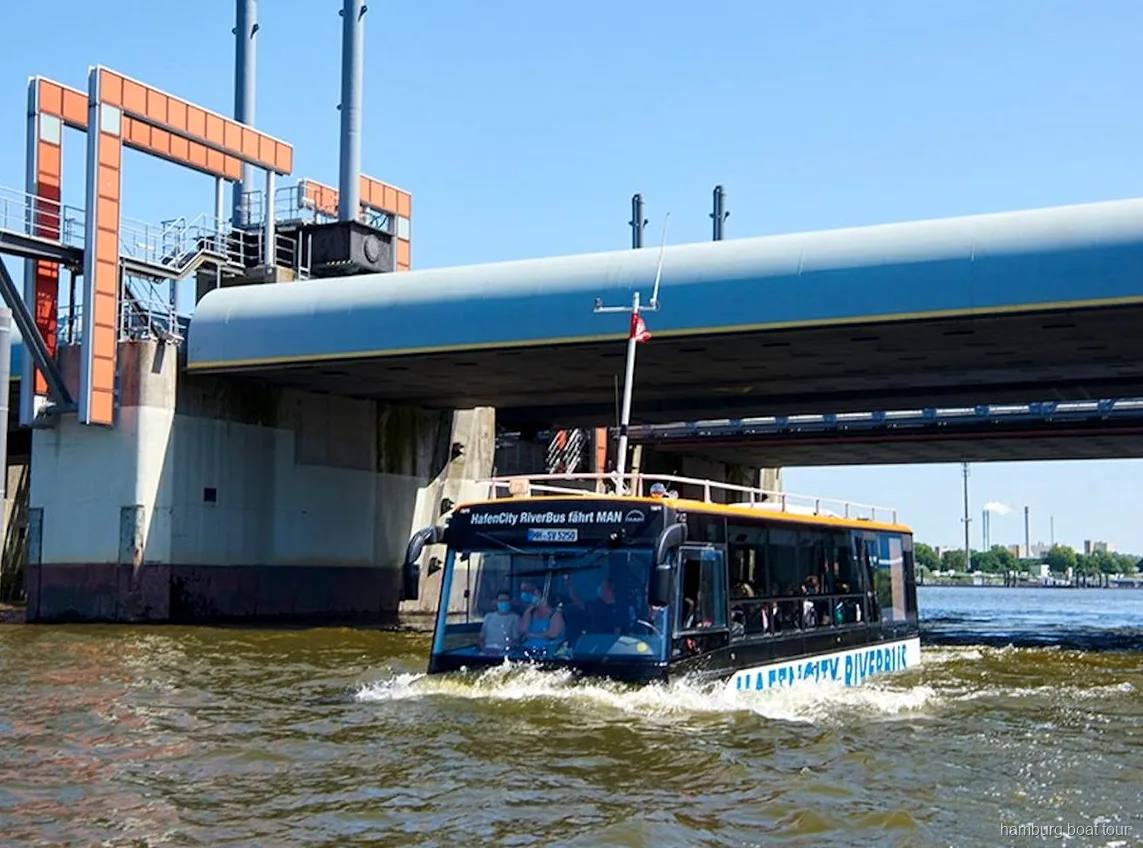 Elbphilharmonie vom Wasser aus während der Amphibienbus-Tour Hamburg