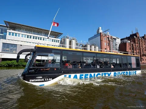 Vehicle amfibi circulant per HafenCity abans d'entrar a l'aigua