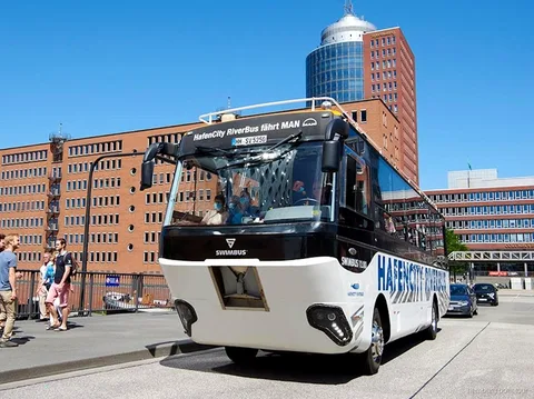 Autobús amfibi entrant al port en un tour de terra i aigua de Hamburg
