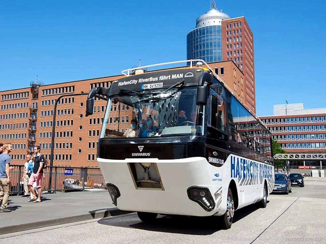Autobús amfibi entrant al port en un tour de terra i aigua de Hamburg