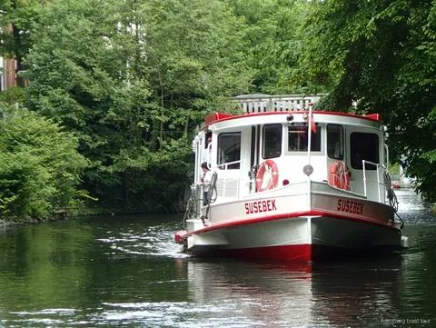 Villa's langs de Alster grachten gezien vanaf een boottocht in Hamburg