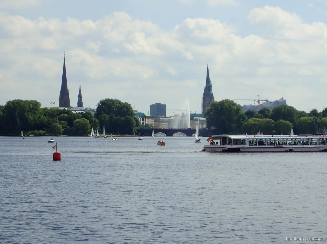 Uitzicht op een verscholen park vanaf het water tijdens de Alster kanaalvaart