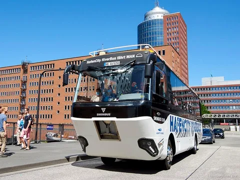 Bus amphibie entrant dans le port lors d'un circuit rue et eau à Hambourg