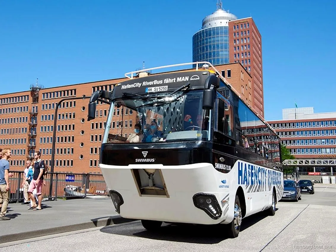 Bus amphibie entrant dans le port lors d'un circuit rue et eau à Hambourg