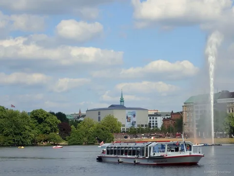 Vaixell al llac Alster durant un creuer pel canal Alster de Hamburg