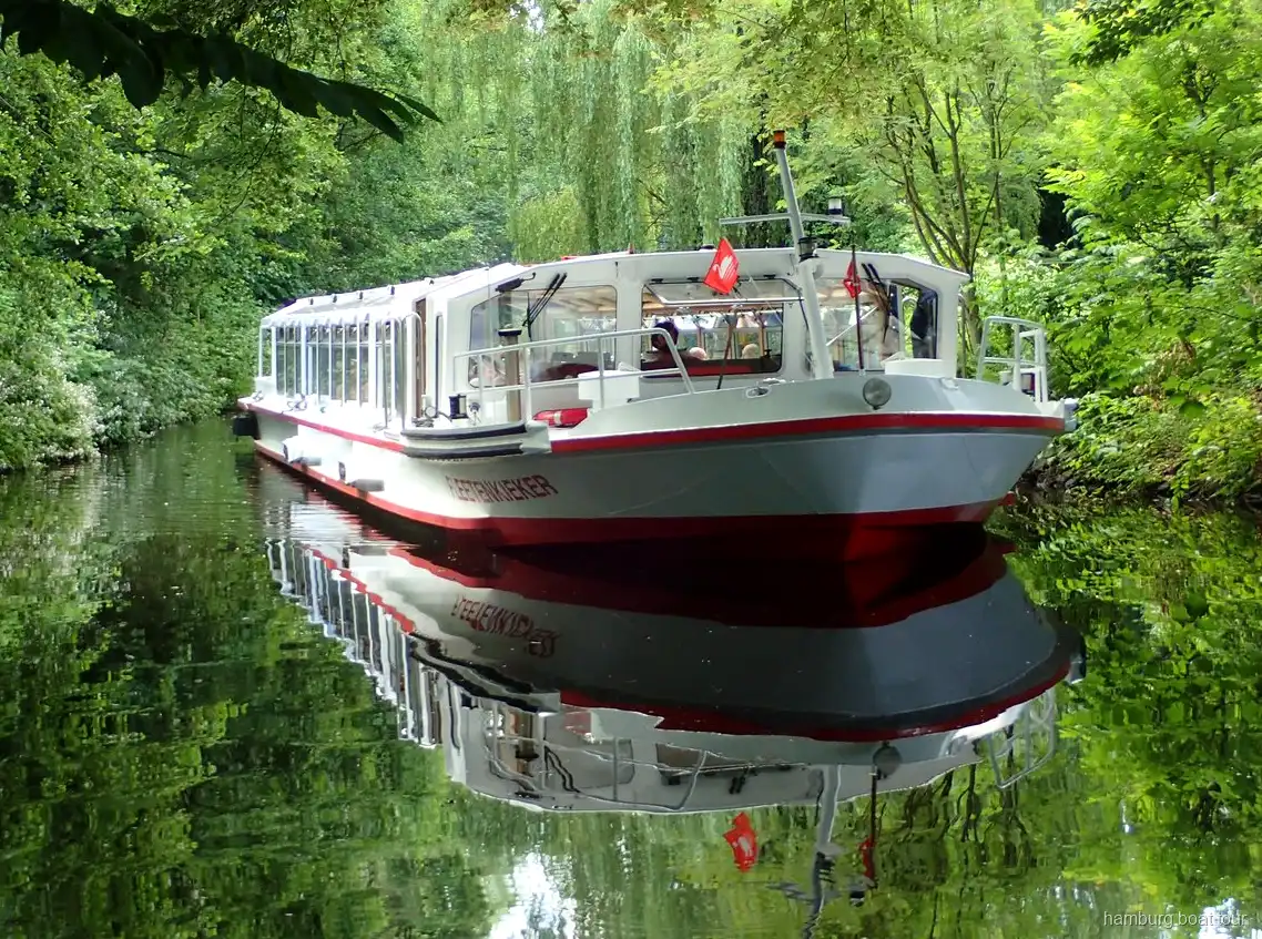 Ribes verdes i horts urbans durant el creuer pel llac Alster de Hamburg