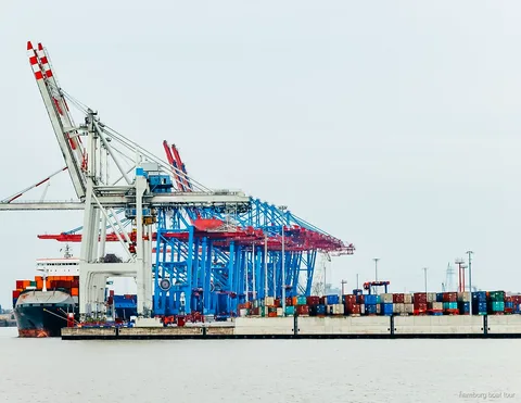 Drassana Blohm i Voss vista durant un creuer pel port de Hamburg