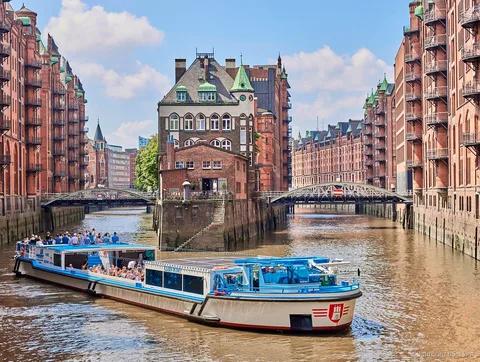 Barkasse en un creuer pel port i Speicherstadt de Hamburg