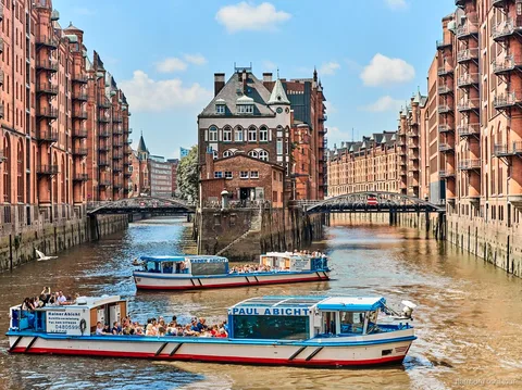 Vista dels canals de magatzems de Speicherstadt des d'un vaixell de creuer pel port de Hamburg