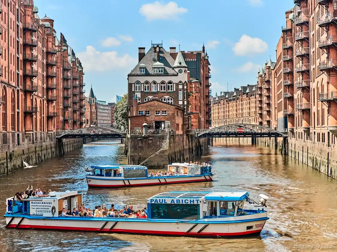Vista dels canals de magatzems de Speicherstadt des d'un vaixell de creuer pel port de Hamburg