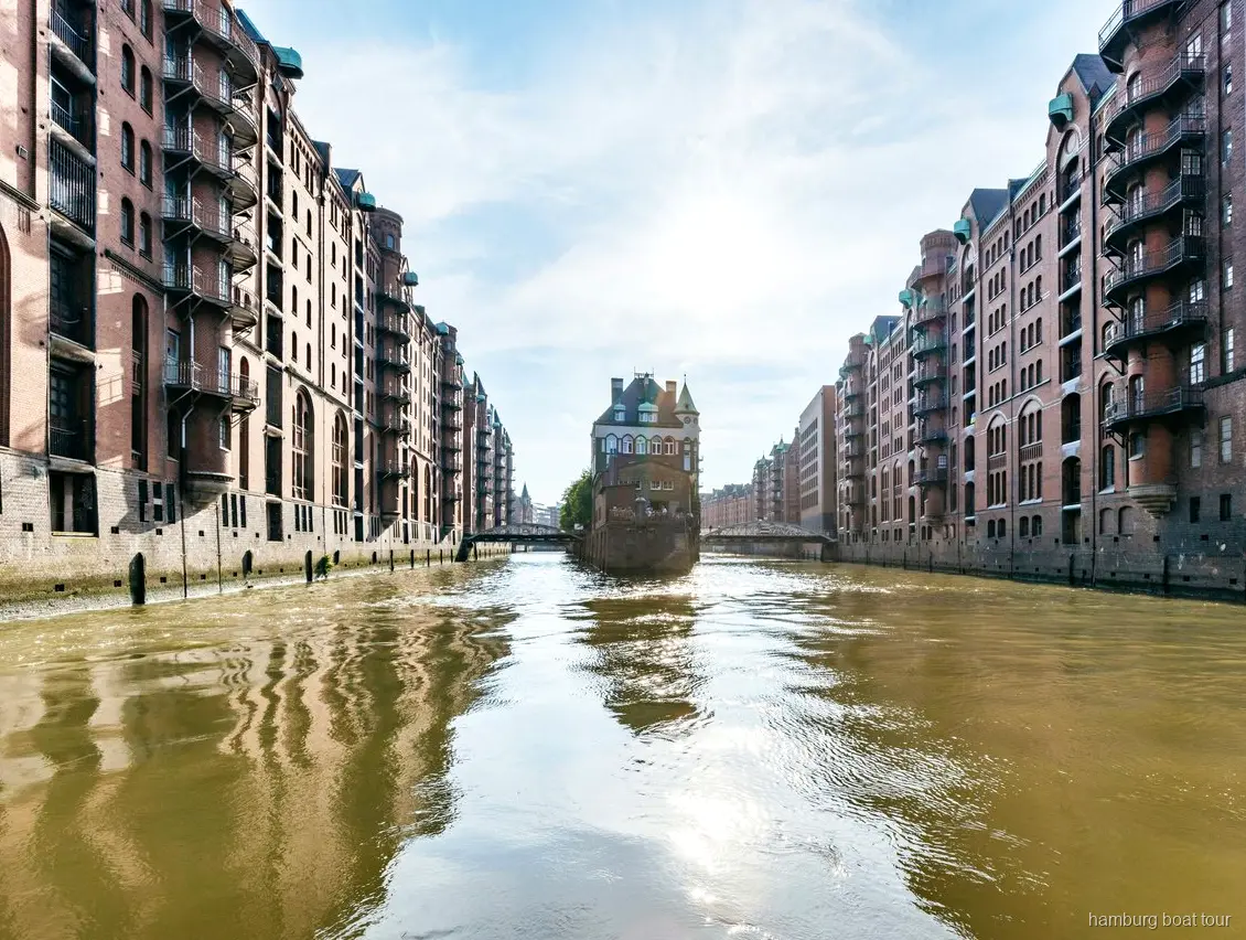 Passatgers gaudint de vi a la coberta exterior d'un creuer pel port de Hamburg