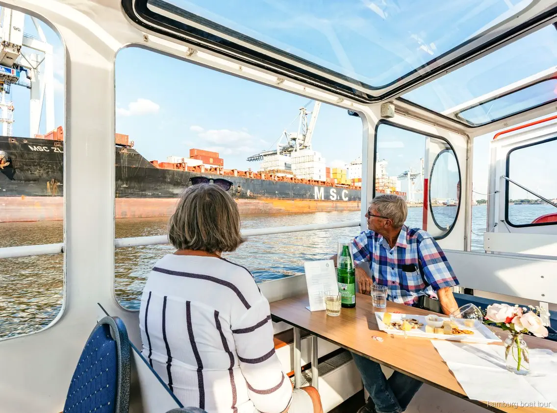 Salonet interior climatitzat del vaixell del creuer de vi i formatge pel port de Hamburg