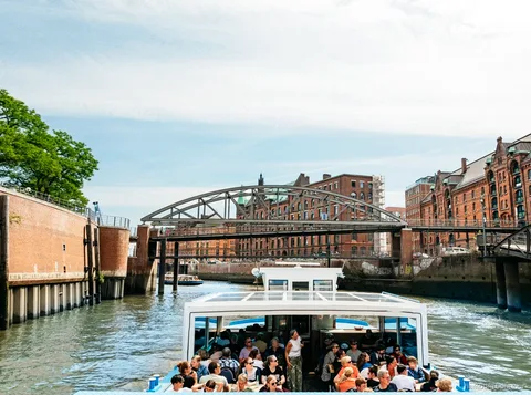 Vaixell passant per les rescloses del port de Hamburg en el creuer XXL