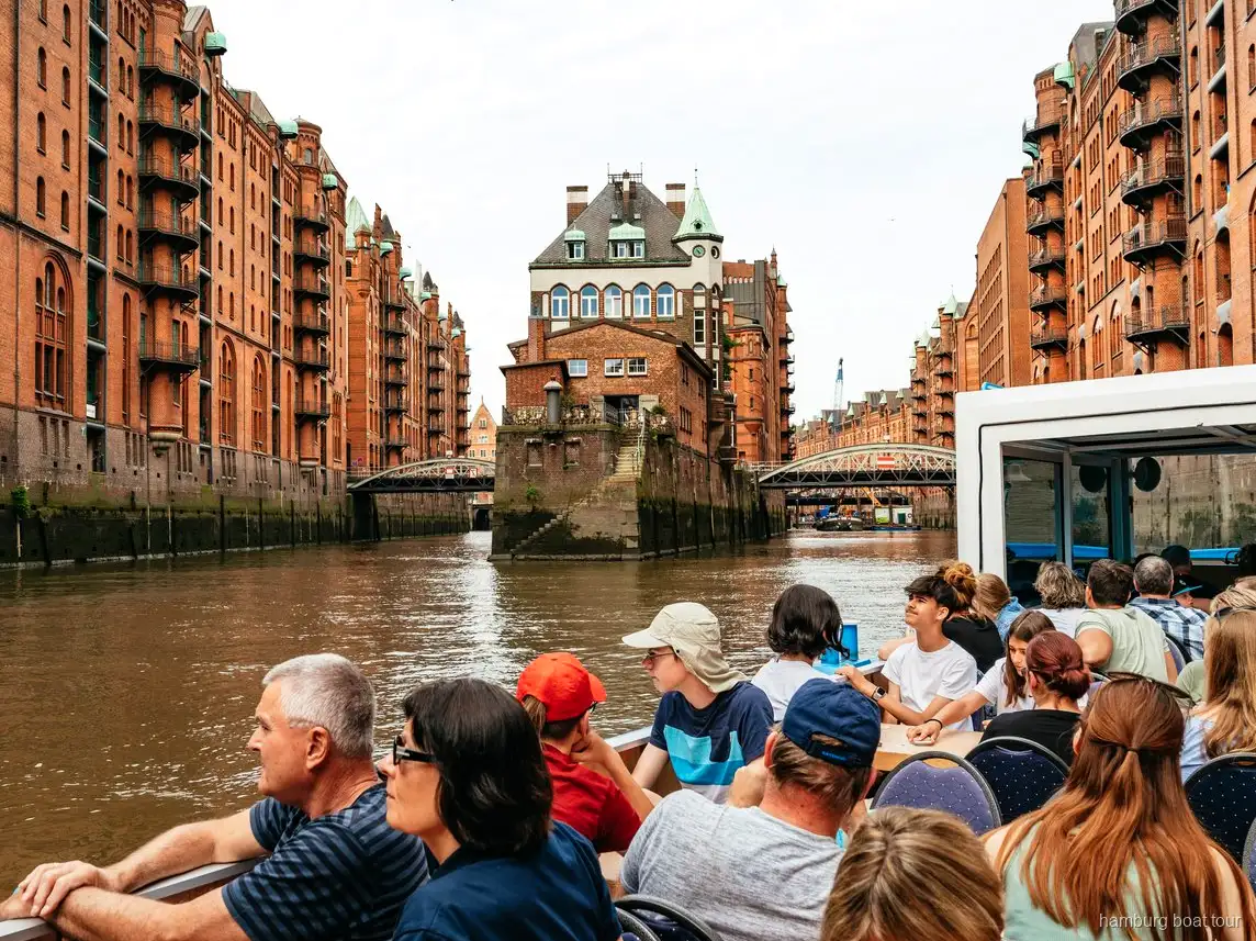 Canals de magatzems de Speicherstadt durant el creuer XXL de 2 hores pel port de Hamburg