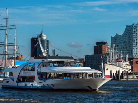Bateau en route vers Blankenese pendant une croisière panoramique à Hambourg