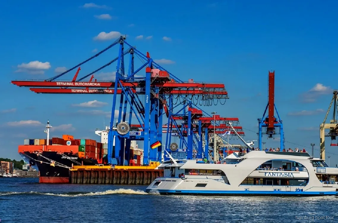 Villas du Treppenviertel à Blankenese vues depuis l'eau sur une croisière à Hambourg