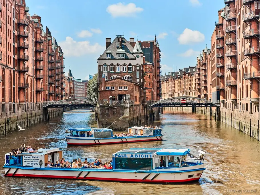 Canaux d'entrepôts du Speicherstadt vus depuis une croisière dans le port de Hambourg
