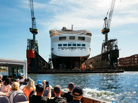 Porte-conteneurs vus depuis une croisière dans le port et le Speicherstadt de Hambourg