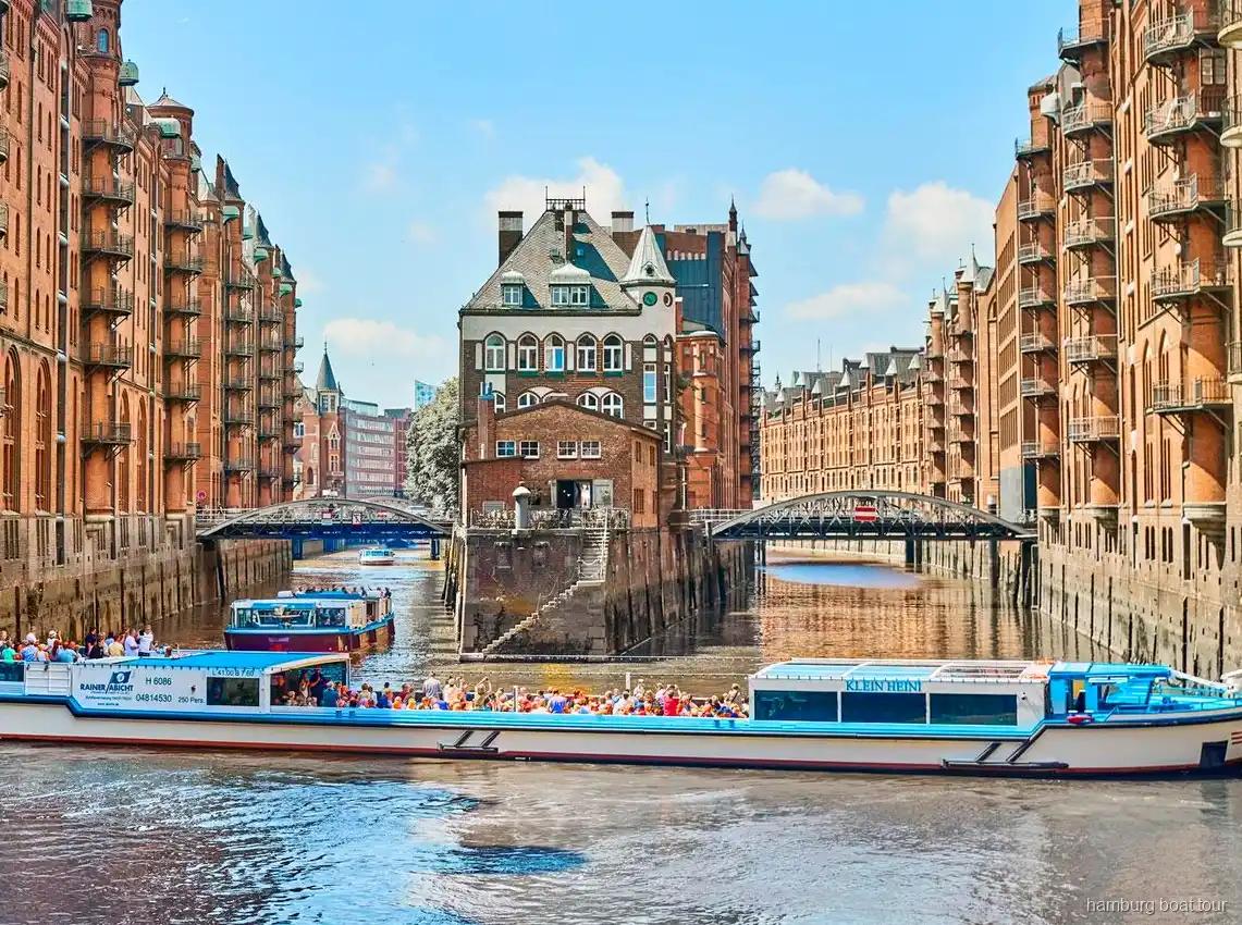 Passagers sur le pont ouvert d'une croisière dans le port et le Speicherstadt de Hambourg