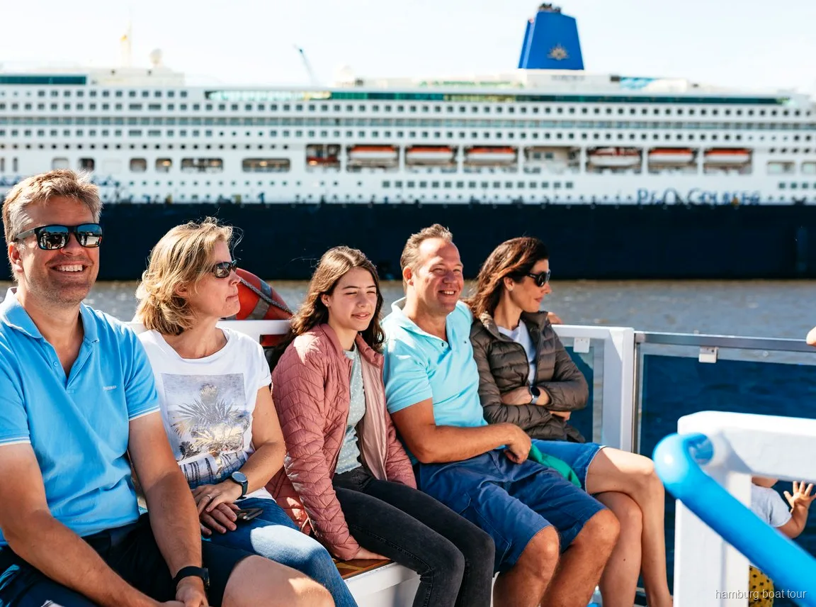 Bâtiments du front de mer de HafenCity vus pendant une croisière de jour dans le port de Hambourg