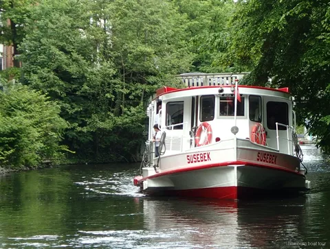 Villas le long des canaux de l'Alster vues depuis une croisière à Hambourg