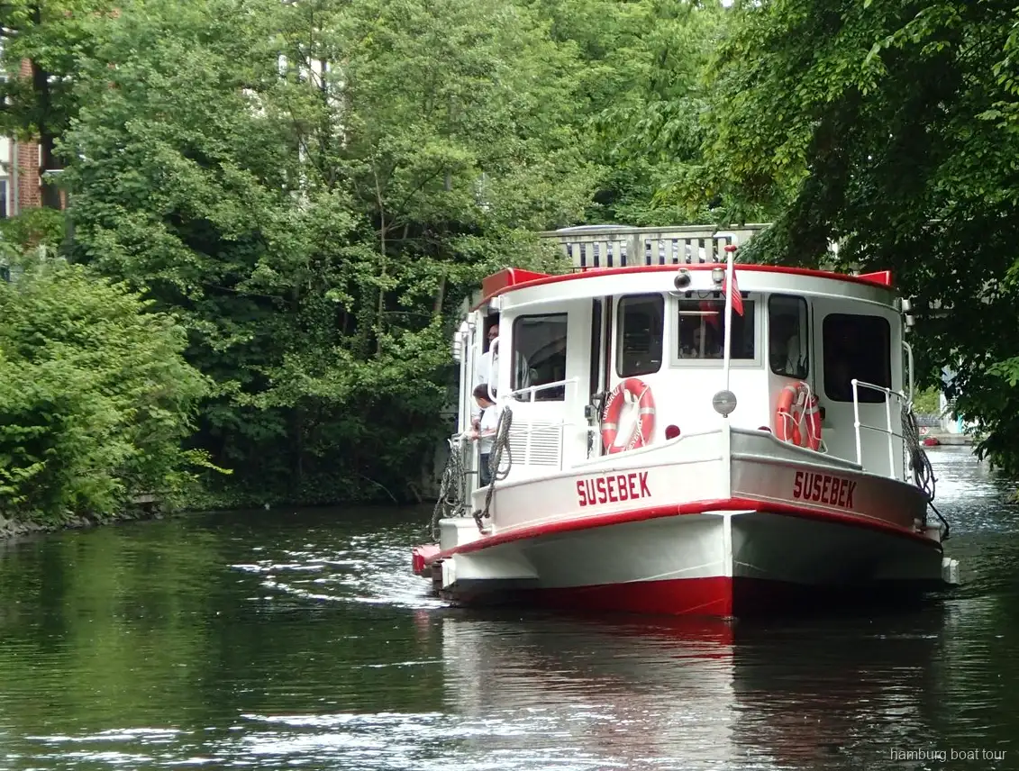 Villas le long des canaux de l'Alster vues depuis une croisière à Hambourg