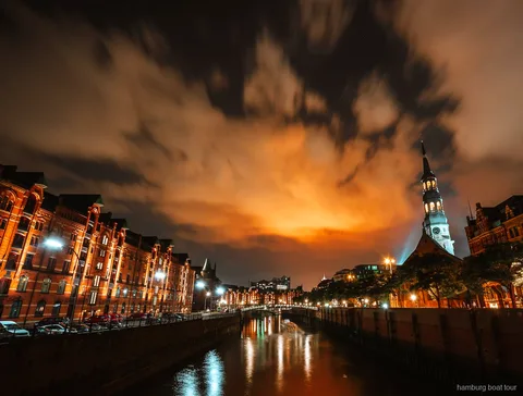 Péniche traditionnelle au départ d'une croisière nocturne dans le port de Hambourg