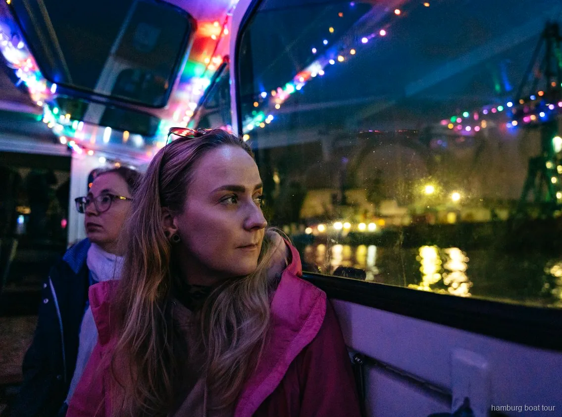 Silhouette illuminée de Hambourg vue de nuit pendant une croisière en péniche