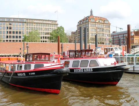 Bateau quittant le ponton du Binnenhafen pour une croisière portuaire économique à Hambourg