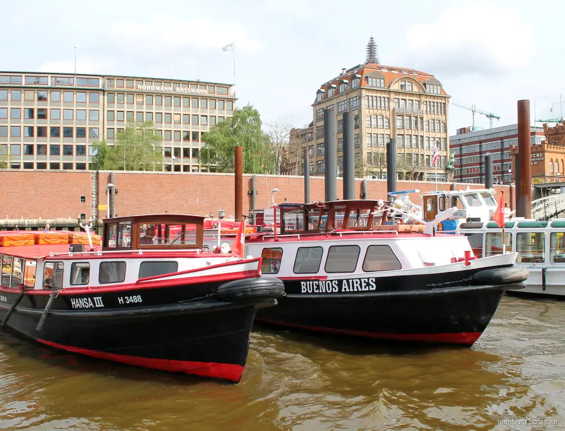 Bateau quittant le ponton du Binnenhafen pour une croisière portuaire économique à Hambourg