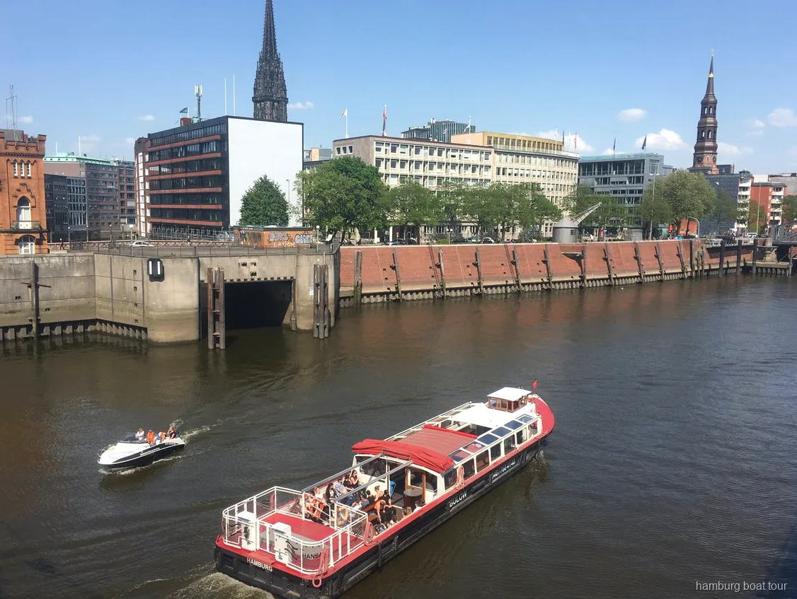 Façades des entrepôts du Speicherstadt vues depuis une croisière dans le port et HafenCity