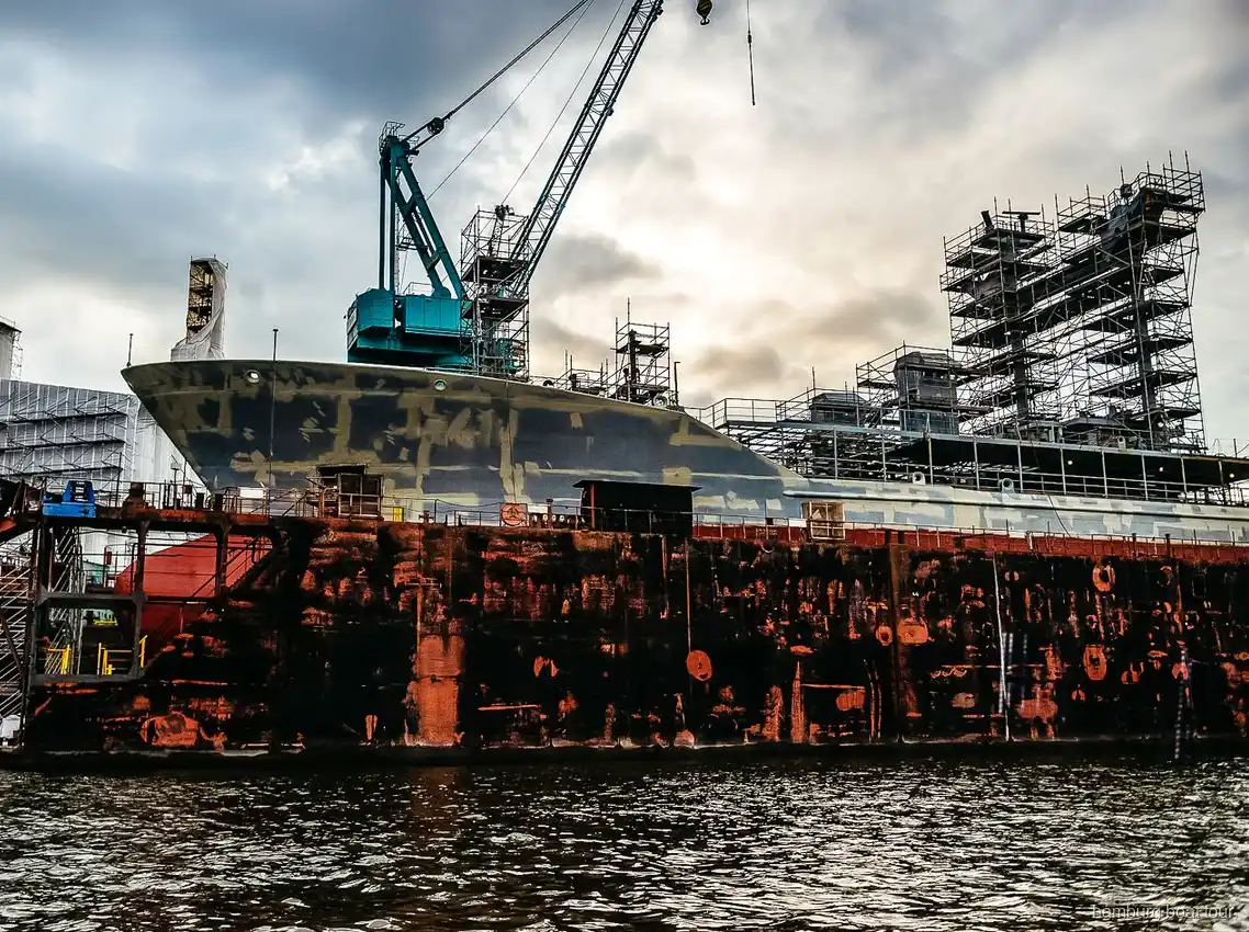Quais de HafenCity vus pendant une croisière portuaire économique à Hambourg