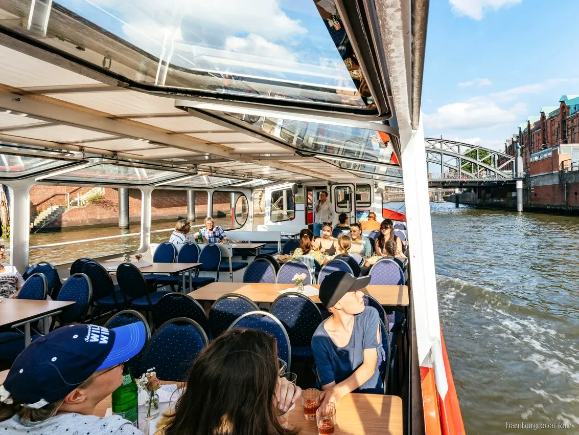 Vin et fromage servis à bord d'une croisière au coucher du soleil dans le port de Hambourg