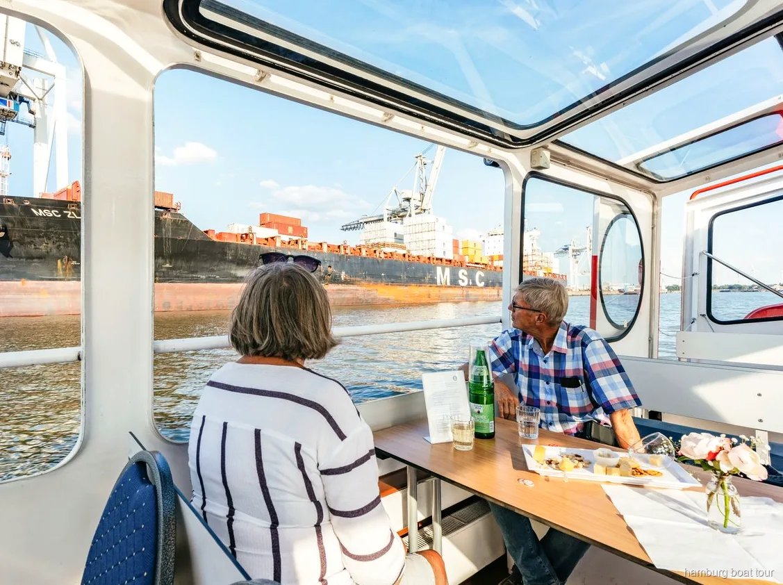 Salon intérieur chauffé sur la croisière vin et fromage dans le port de Hambourg