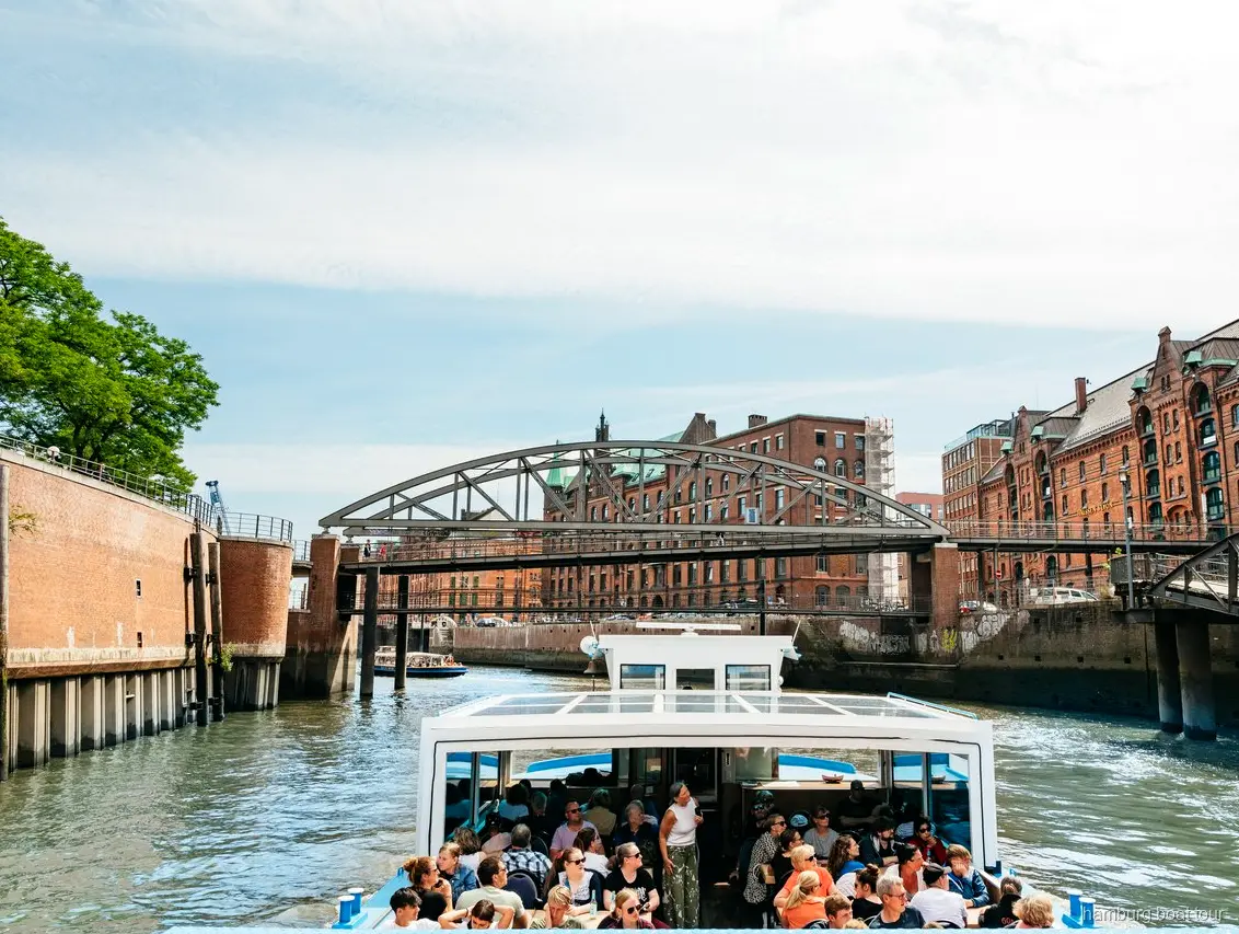 Navire traversant les écluses du port de Hambourg pendant la croisière XXL