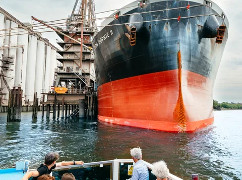Porte-conteneurs au port de Hambourg vus pendant la croisière XXL